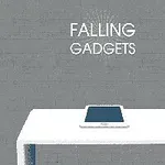灰色の背景に白いテーブルがあり、タブレットがテーブルの上に置かれている。