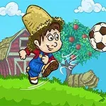 草むらでサッカーボールを蹴る麦わら帽子をかぶった少年と、背景にリンゴの木や納屋、羊。
