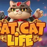 ふくよかな猫がバスケットに座り、背景に街の風景がぼんやりと見える。