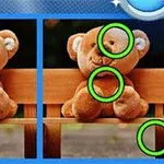 ベンチに座ったクマのぬいぐるみの二つの画像が並んでおり、右の画像には緑色の円で囲まれた違いが示されている。