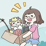 女の子がダンボール箱を抱えていて、中にはぬいぐるみや本、毛糸玉が入っており、赤い風船で飛んでいる猫がいる。