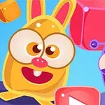 黄色いウサギと紫色の生き物がカラフルな立方体と一緒に明るい背景の前に描かれているイラスト。