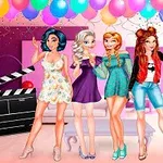 パーティー風の部屋でドレスやカジュアルな服を着た4人の女性が、風船で飾られた背景の前で楽しそうにポーズを取っている。