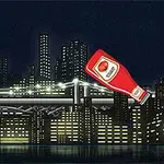 夜の都会の背景に撮影された、橋の上を飛ぶケチャップのボトル。