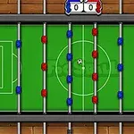 緑色のフィールドに赤と青の選手が配置されたテーブルサッカーゲームの画像。