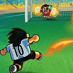 背番号10のサッカー選手が、炎のボールをゴールキーパーに向けて蹴り出すシーン。