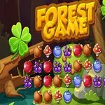 森の中で木の看板に「FOREST GAME」と書かれ、クローバーや色とりどりの果物とキノコが並んでいるデザイン。