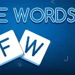 青い背景に「FREE WORDS」の文字と「F」と「W」が描かれた2枚のタイルがあります。