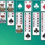 緑の背景に広がるカードが並んでいる場面。