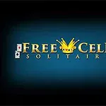 青い背景に「FREECELL SOLITAIRE」と書かれた文字と王冠のロゴ、四隅にトランプのマークが配置されているデザイン。
