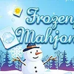 雪だるまと冬の背景に、多様なイラストが描かれたマージャン牌が空中に浮かんでいるイメージ。