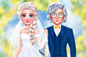 ウェディングドレスを着たブロンドの花嫁と青いスーツを着た眼鏡の男性が一緒に微笑んでいます。