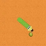 緑色のヘビがオレンジ色の背景で果物を追いかけているイラスト。