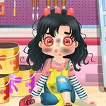 黒髪の少女が絵の具缶の近くで驚いた表情をして座っている。