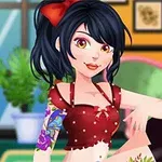 黒髪の女性が赤いリボンを付け、赤と白のドット柄トップスを着てソファに座っている。