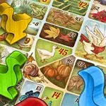カラフルなガチョウの駒が並ぶボードゲームの一部が描かれている。