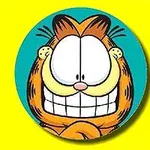 青い背景に、黄色い縁取りの丸い枠内で大きく笑っているオレンジ色の猫のキャラクター。