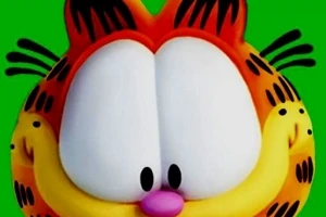 緑色の背景に大きな目とオレンジ色の毛並みを持つキャラクターのアップ。