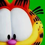 緑色の背景に大きな目とオレンジ色の毛並みを持つキャラクターのアップ。