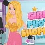 金髪の女性がカメラやライトに囲まれ、ピンクとオレンジの華やかなドレスを着て立っている。