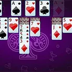 紫色の背景にトランプのカードが並んでいる。