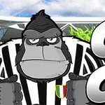 サッカースタジアムを背景に、黒と白のストライプのユニフォームを着たゴリラのキャラクター。