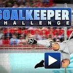 サッカーのゴールキーパーが横向きにジャンプしてボールをキャッチしようとしているシーン。