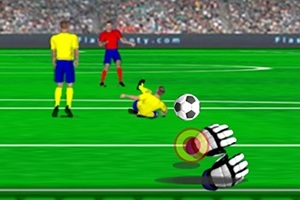 サッカーの試合中、黄色いユニフォームの選手が倒れ、白黒のサッカーボールがピッチ上にあるシーン。