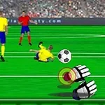 サッカーの試合中、黄色いユニフォームの選手が倒れ、白黒のサッカーボールがピッチ上にあるシーン。