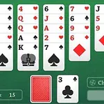 緑色の背景にスートと数字が描かれた複数のトランプが並べられている画面。