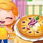 笑顔の女の子とクリームやフルーツがトッピングされたパイがテーブルに置かれている。