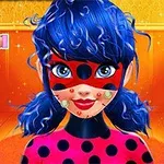 青い髪と赤いマスクをつけたキャラクターが、にきびの治療を受けている様子。