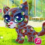 大きな目を持つ猫が庭で泥だらけになっており、体に緑色の植物が付いている。