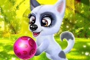 大きな目をした可愛い子犬がピンクのボールを持って笑顔でいる。