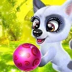 大きな目をした可愛い子犬がピンクのボールを持って笑顔でいる。