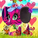 ピンクのシマウマ模様の象が、花で飾られた帽子をかぶり、ドリンクを持ちながら、花に囲まれたビーチで座っている。
