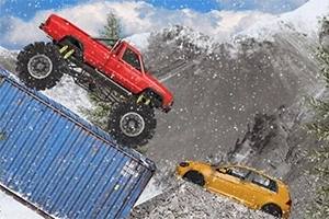 雪山の中、赤いモンスタートラックが青いコンテナを乗り越え、黄色い車が下にあるシーン。