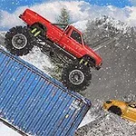 雪山の中、赤いモンスタートラックが青いコンテナを乗り越え、黄色い車が下にあるシーン。