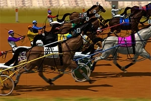 競馬場で複数のジョッキーがそれぞれ色とりどりの衣装を着た馬に乗り、競走している様子。