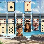 海辺の風景を背景にトランプのカードが並べられている画像。