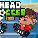 2人のアニメキャラクターがサッカースタジアムで対面している。