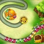緑の迷路に配置されたカラフルなボールと中央に座る黄色いクマのキャラクター。
