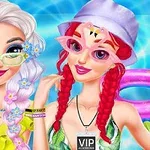 プールサイドでフラミンゴ型の浮き輪を持ちながら、サングラスと夏のファッションを楽しむ二人の女性。
