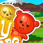 カラフルな熊のキャラクターが前景にあり、背景に山やカラフルな建物が広がる風景。