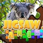 木の背景にパズルピースとコアラの画像、カラフルなテキストが中央に配置されたデザイン。