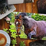 木製テーブルの上に、草原を背景に走る馬のジグソーパズルが完成された状態で置かれている。