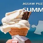 アイスクリームコーンを手に持ち、青空を背景にパズルのピースが配置されている夏のイメージ。