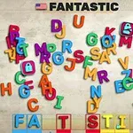 カラフルなアルファベットの文字が散らばった背景に「FANTASTIC」と書かれた画像。