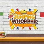 白いレンガの壁に「Jumping Whopper」のロゴとハンバーガーが描かれている。