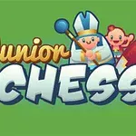 緑色の背景にカラフルな文字で「Junior Chess」と書かれ、その上に司祭のようなキャラクター、小さな子供、馬のイラストが描かれている。